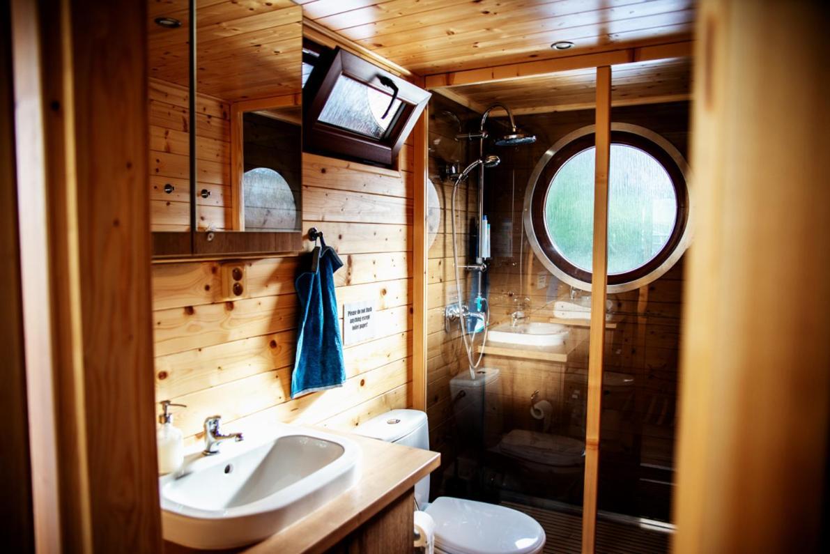 Houseboat Bonanza Prague Hotel Exterior photo