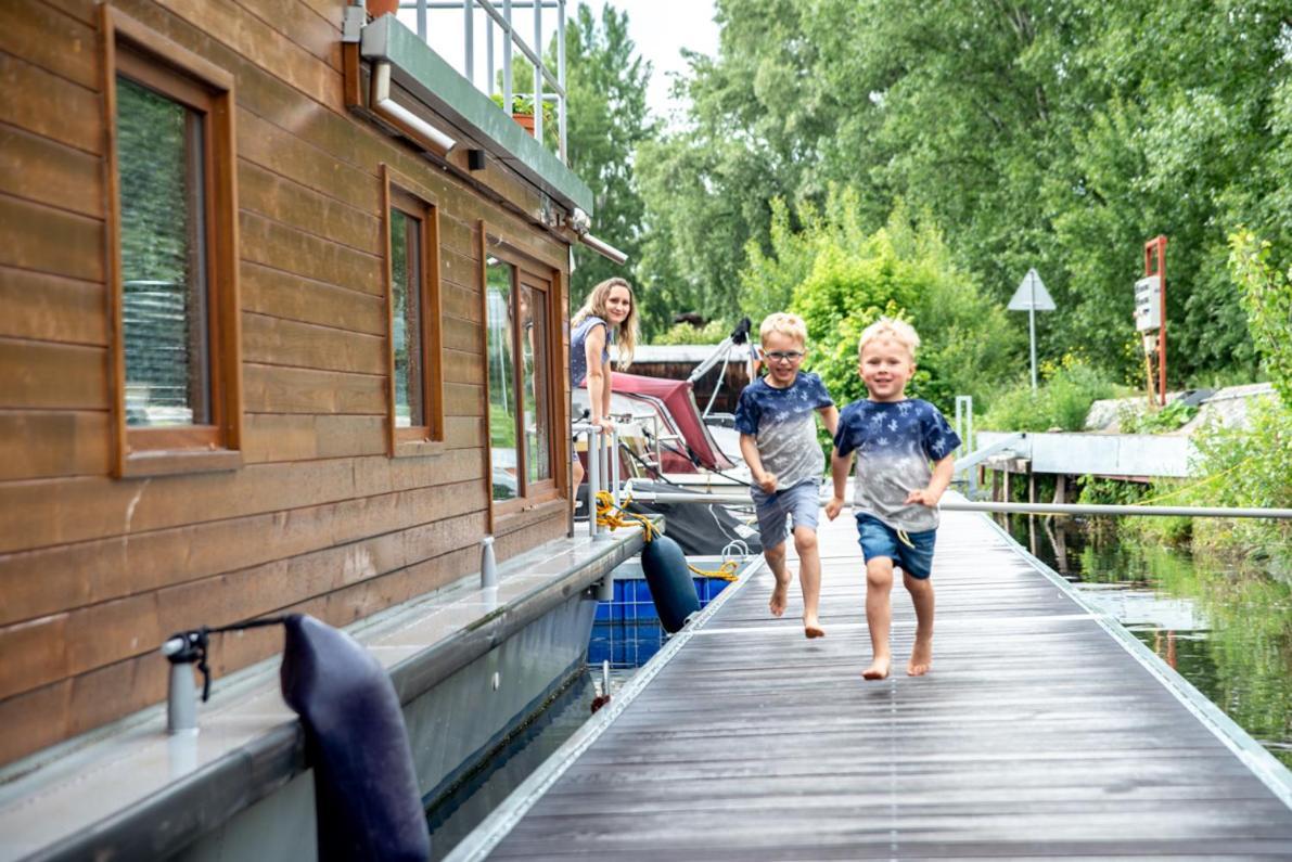 Houseboat Bonanza Prague Hotel Exterior photo